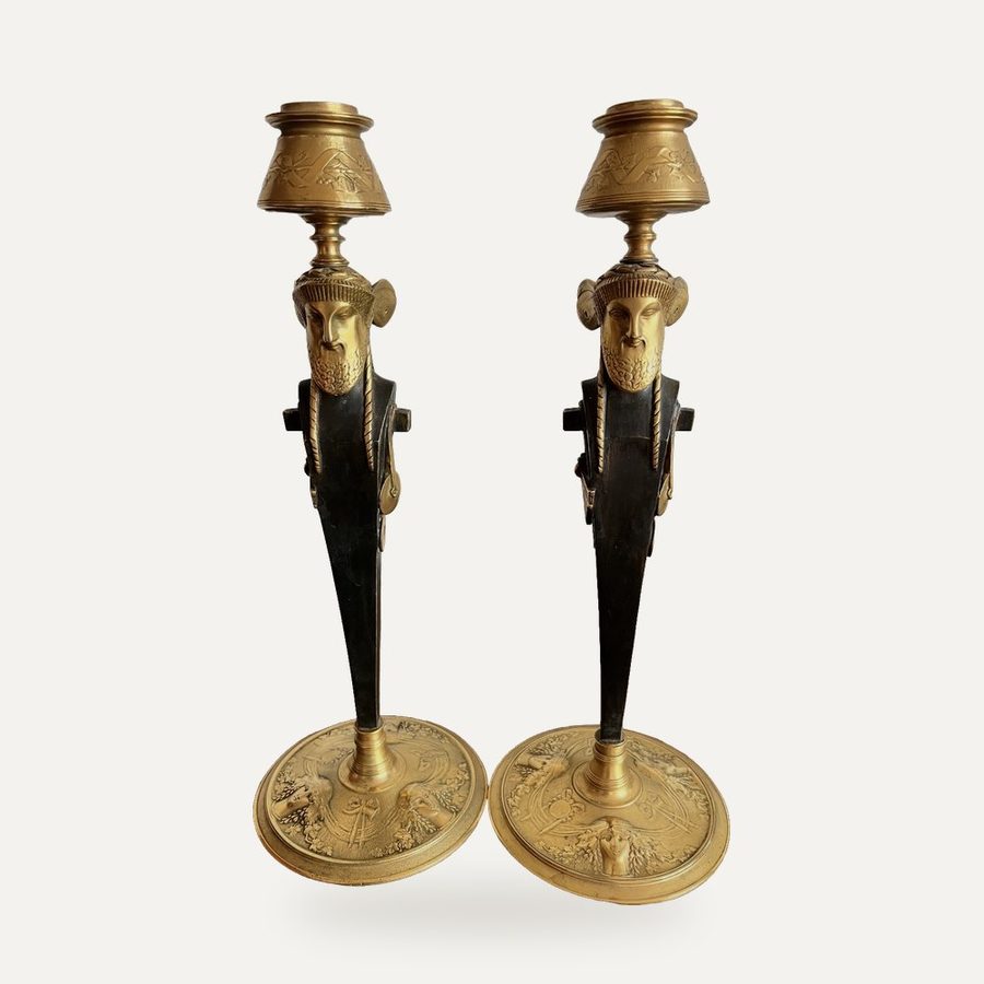 Paire de bougeoirs en bronze doré et patiné