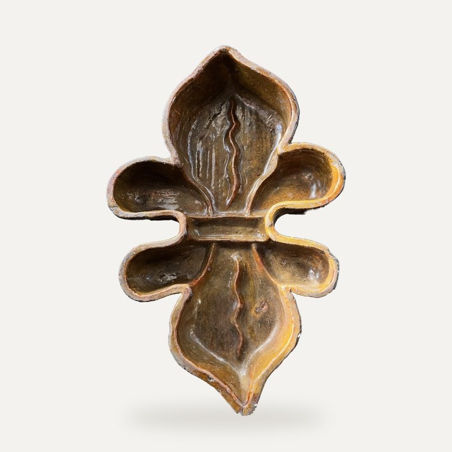 Moule en fleur de lys, terre vernissée